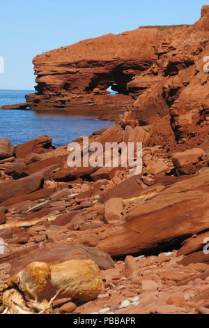 Rosso spettacolari scogliere di arenaria sono un panoramico e popolare spot di bellezza in corrispondenza del MacKenzie Brook sulla riva settentrionale del Prince Edward Island Foto Stock