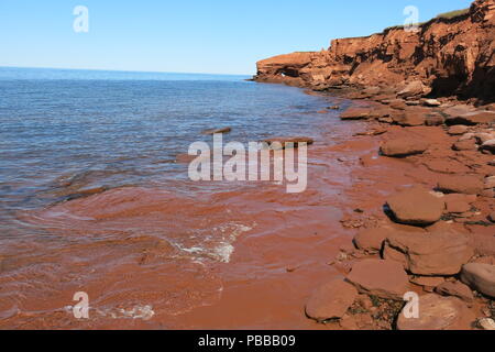 Rosso spettacolari scogliere di arenaria sono un panoramico e popolare spot di bellezza in corrispondenza del MacKenzie Brook sulla riva settentrionale del Prince Edward Island Foto Stock