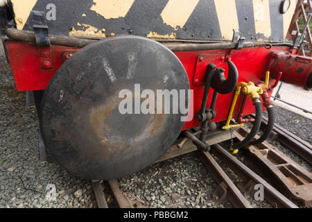 Primo piano dei tamponi su un treno locomotiva diesel in Il Cambrian Heritage Railway museo in Oswestry Shropshire Regno Unito Foto Stock