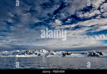 Paesaggio con neve, ghiaccio e ghiacciai di Prins Karls Forlí e Isole Svalbard o Spitsbergen, Europa Foto Stock