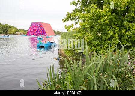 Londra, UK, 23 giugno 2018, Mastaba , scultura temporaneo creato dall'artista Christo , Hyde Park . Mariusz Goslicki/Alamy Foto Stock