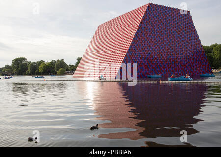 Londra, UK, 23 giugno 2018, Mastaba , scultura temporaneo creato dall'artista Christo , Hyde Park . Mariusz Goslicki/Alamy Foto Stock