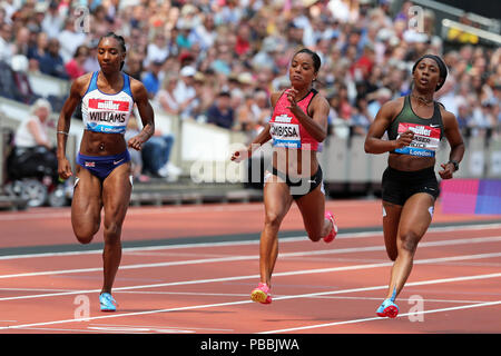 Shelly-Ann Fraser-PRYCE (Giamaica), Orlann OMBISSA-DZANGUE (Francia), Bianca WILLIAMS (Gran Bretagna) attraversando la linea del traguardo in donne 100m 1 di calore al 2018, IAAF Diamond League, Anniversario Giochi, Queen Elizabeth Olympic Park, Stratford, Londra, Regno Unito. Foto Stock