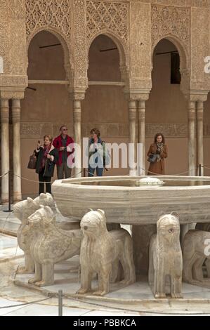 I Lions cortile, l'Alhambra di Granada, regione dell'Andalusia, Spagna, Europa. Foto Stock