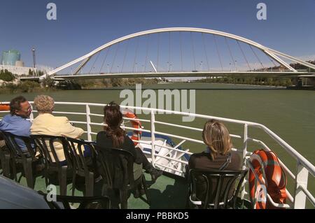 Ponte Barqueta, ponte Alamillo e il fiume Guadalquivir cruise, Siviglia, regione dell'Andalusia, Spagna, Europa. Foto Stock