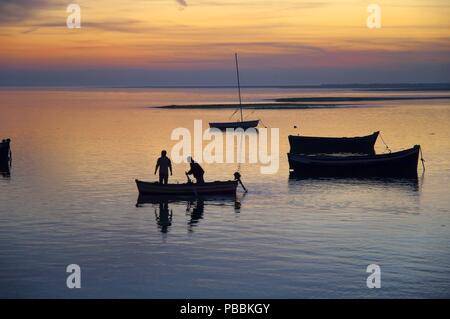 Barche nella baia al tramonto, Puerto Real, la provincia di Cadiz Cadice, regione dell'Andalusia, Spagna, Europa. Foto Stock