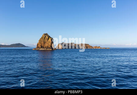 Ilheus Deitado e Em Pé in Madalena dal traghetto a Horta, isola Pico, Azzorre, Portogallo Foto Stock