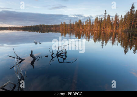 Tramonto sul lago Pallasjärvi Pallas-Yllästunturi nel Parco Nazionale, Munio, Lapponia, Finlandia Foto Stock