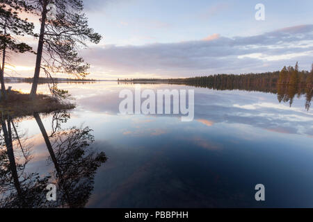 Tramonto sul lago Pallasjärvi Pallas-Yllästunturi nel Parco Nazionale, Munio, Lapponia, Finlandia Foto Stock