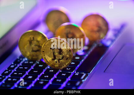 Montreal, Canada, 26 luglio 2018.Bitcoins sul computer keyborad.Credit Mario Beauregard/Alamy Live News Foto Stock