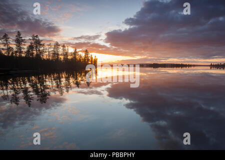 Tramonto sul lago Pallasjärvi Pallas-Yllästunturi nel Parco Nazionale, Munio, Lapponia, Finlandia Foto Stock