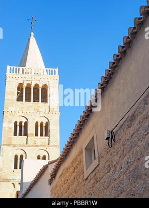 Il campanile della chiesa di S. Maria nella vecchia città di Rab, Croazia Foto Stock