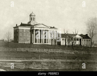 . Inglese: Vecchio principali a Washington & Jefferson College visto dal College Street. Immagine con cupola singola mostra il vecchio come principale è stato dal 1847 al 1875. A destra nella foto è McMillan Hall, la sezione centrale della quale è l'originale Washington Academy edificio. prima di 1923 1131 Old Main W&amp;J 1850 Foto Stock