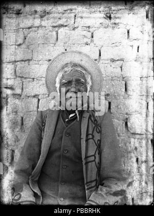 1132 Pima vecchio uomo indiano (padre di interprete), Gila Crossing, ca.1900 (CHS-3565) Foto Stock