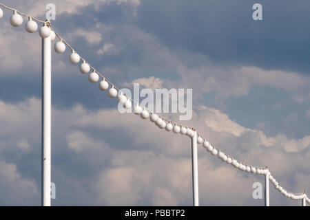 La luce bianca lampadine appesa sulla linea Foto Stock