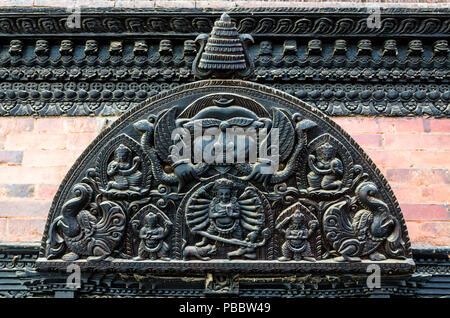 Architettura Newari, sculture in legno adornano edifici in Basantapur Durbar Square, Kathmandu, Nepal Foto Stock