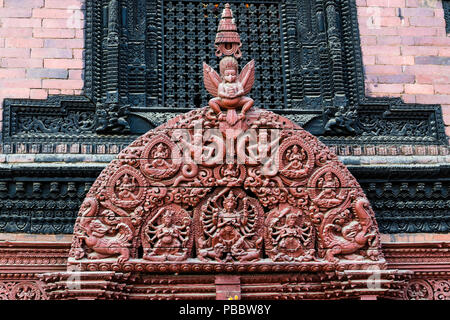 Architettura Newari, sculture in legno adornano edifici in Basantapur Durbar Square, Kathmandu, Nepal Foto Stock