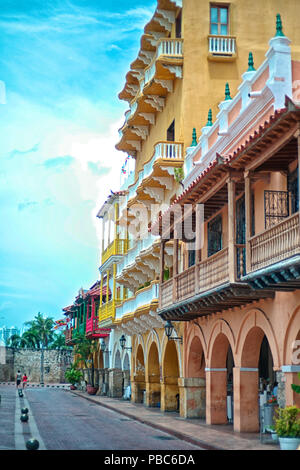 Gli edifici coloniali in Plaza de la Paz, localmente noto come Portal de los Dulces Foto Stock