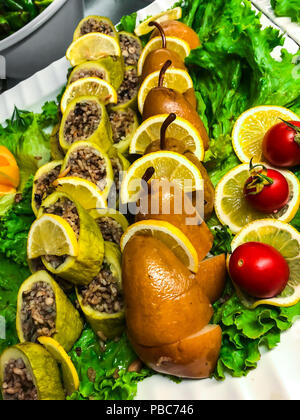 Verdure farcite con riso, bulgur. Foto Studio Foto Stock