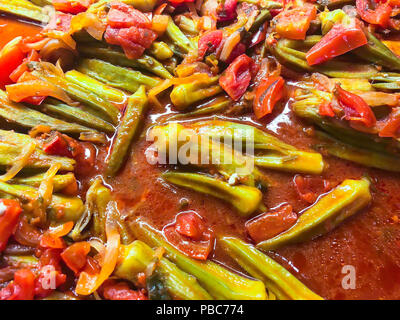 Legumi stufati con fette di carne in salsa di pomodoro. Foto Studio Foto Stock