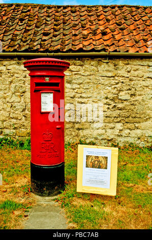 ER Postbox, Hovingham, North Yorkshire, Inghilterra Foto Stock