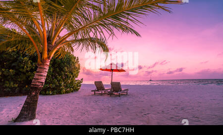 Bellissima spiaggia. Sedie a sdraio sulla spiaggia di sabbia vicino al mare. Vacanze estive e concetto di vacanza per il turismo. Ispiratore del paesaggio tropicale Foto Stock