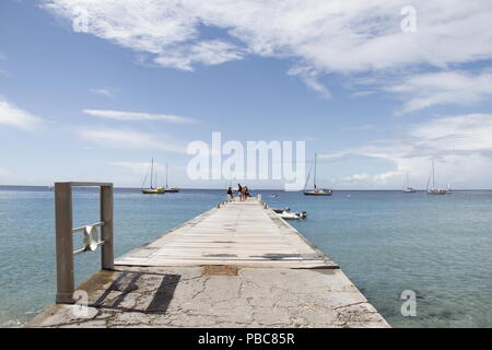 Dock presso Les Danses d'Arlet Grand Anse, Martinica (Indie occidentali francesi), la Francia con vista delle barche ancorate Foto Stock