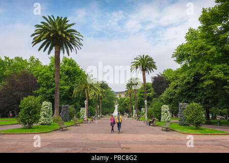 Parco di Bilbao in Spagna, in vista di una giovane coppia a piedi lungo un sentiero pedonale nel centro del Parque de Dona Casilda d'Iturriza a Bilbao, Spagna. Foto Stock