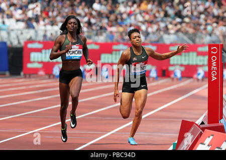 Kaylin Whitney (Stati Uniti d'America), Kimberlyn Duncan (Stati Uniti d'America) attraversando la linea del traguardo in donne 100m 2 di calore al 2018, IAAF Diamond League, Anniversario Giochi, Queen Elizabeth Olympic Park, Stratford, Londra, Regno Unito. Foto Stock