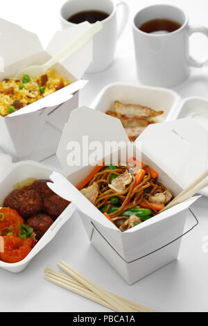 Estrarre il cibo cinese al momento del pranzo Foto Stock