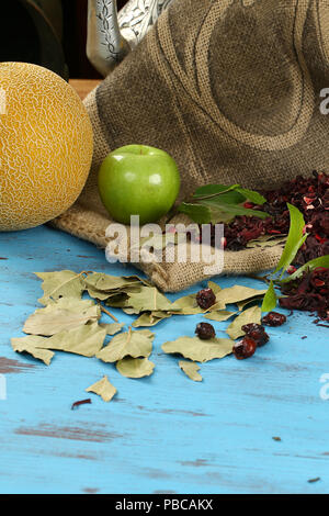 Autunno sfondo di frutta e diverse foglie essiccate Foto Stock