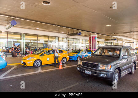 LOS ANGELES, Stati Uniti d'America - Sep 26, 2015: Taxi linea cabina all'Aeroporto Internazionale di Los Angeles (LAX) , il principale aeroporto che serve la Greater Los Angeles Ar Foto Stock