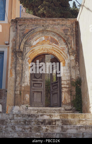 Vista panoramica delle splendide case tradizionali e la vecchia architettura edifici colorati in Symi isola vicino a Rodi, Grecia Foto Stock