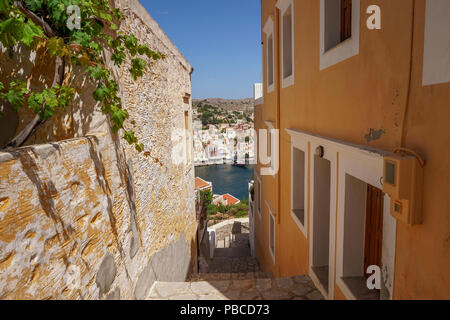 Vista panoramica delle splendide case tradizionali e la vecchia architettura edifici colorati in Symi isola vicino a Rodi, Grecia Foto Stock