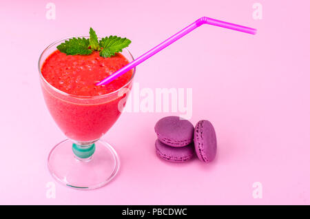 Concetto di estate. Fruttato frullati rosa luminoso su sfondo colorato. Foto Studio Foto Stock