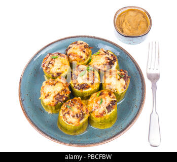 Zucchine ripiene di carne macinata e verdure. Foto Studio Foto Stock