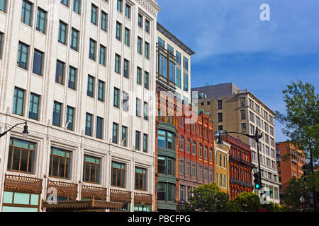 Architettura storica in stretta prossimità alla Gallery Place - China Town la stazione della metropolitana di Washington DC, Stati Uniti d'America. Serata estiva su una strada alberata con Foto Stock