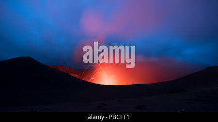 Eruzione vulcanica con lava, dal bordo del cratere di notte - Mt Yasur, dell'Isola di Tanna Foto Stock