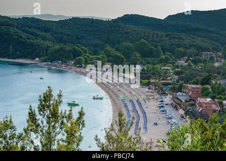 Vista panoramica della splendida spiaggia di Valtos al tramonto. È una delle più lunghe spiagge di La coatal città di Parga, Grecia. Foto Stock