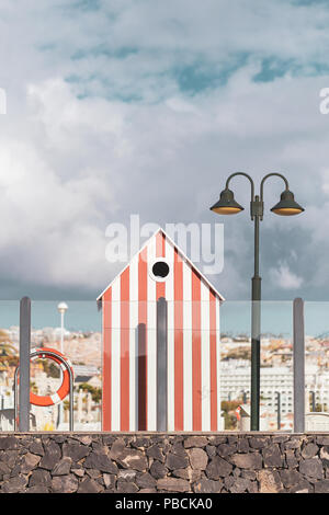 Piccolo bagnino stand del dipinto in bianco e rosso strisce verticali. Foto Stock