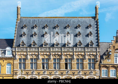 Architettura fiamminga con mansarda finestre e archi decorati nel vecchio edificio Signoria, Grote Markt, Ypres, Belgio Foto Stock