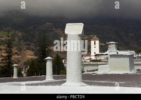 Vista urbano con camini, Capileira, provincia di Granada, regione dell'Andalusia, Spagna, Europa. Foto Stock