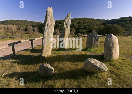 Il monumento megalitico, Cromlech "Pasada del Abad", Rosal de la Frontera, provincia di Huelva, regione dell'Andalusia, Spagna, Europa. Foto Stock