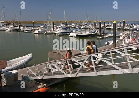 Marina e turisti, El Rompido, Cartaya, provincia di Huelva, regione dell'Andalusia, Spagna, Europa. Foto Stock