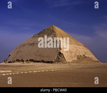 La Piramide piegata -27secolo A.C. Dahshur, Egitto, Africa. Foto Stock