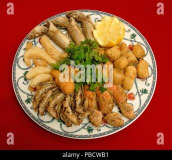Tipico pesce fritto, regione dell'Andalusia, Spagna, Europa. Foto Stock