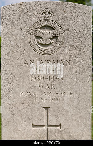 Grave su un ignoto airman in Longuenesse (St Omer) Cimitero di Souvenir in Saint omer, Francia. Il cimitero, azionato dal Commonwealth War Graves Commis Foto Stock