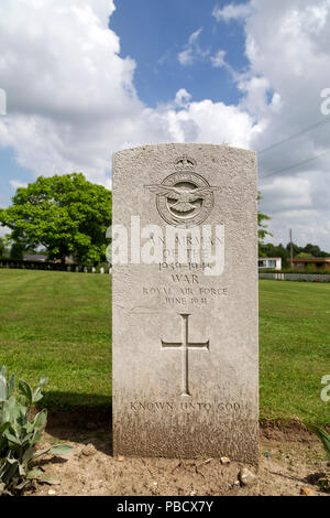 Grave su un ignoto airman in Longuenesse (St Omer) Cimitero di Souvenir in Saint omer, Francia. Il cimitero, azionato dal Commonwealth War Graves Commis Foto Stock