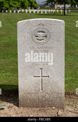 Grave su un ignoto airman in Longuenesse (St Omer) Cimitero di Souvenir in Saint omer, Francia. Il cimitero, azionato dal Commonwealth War Graves Commis Foto Stock