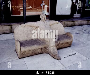 PLAZA DEL umorismo - BANCO CON LA ESCULTURA DE ALVARO CUNQUEIRO-ESCRITOR GALLEGO- 1912/81. Posizione: esterno, CORUÑA, Spagna. Foto Stock